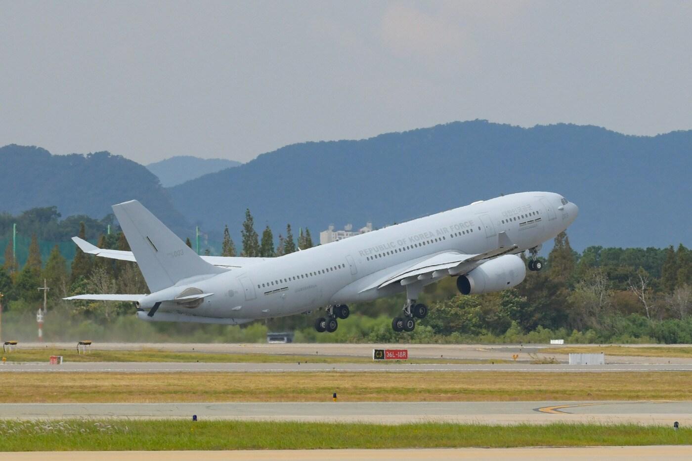 지난 13일 KC-330 군 수송기가 공군 제5공중기동비행단에서 이스라엘 교민 수송 긴급임무 작전을 위해 이륙하고 있다.&#40;국방부 제공&#41;