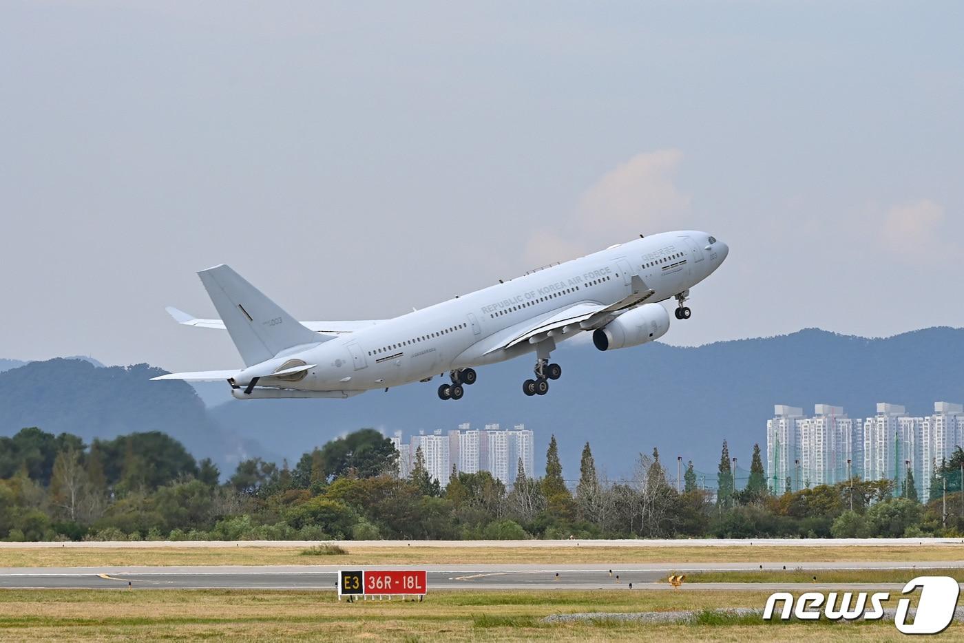 지난 13일 KC-330 군 수송기가 공군 제5공중기동비행단에서 이스라엘 교민 수송 긴급임무 작전을 위해 이륙하고 있다.&#40;국방부 제공&#41;