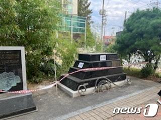 14일 오전 광주 남구 &#39;정율성 거리&#39;의 정율성 흉상이 재차 훼손돼 흉상 상단부와 기단이 분리돼 있다. &#40;광주 남구 제공&#41; 2023.10.14/뉴스1 ⓒ News1 이승현 기자