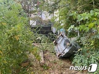 14일 오전 5시47분쯤 광주 남구 양림동 정율성거리에 있는 정율성 흉상이 재차 훼손돼 흉상 상단부와 기단이 분리돼 있다. &#40;광주 남구 제공&#41; 2023.10.14/뉴스1 ⓒ News1 이승현 기자