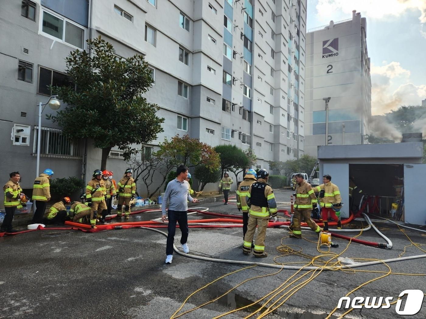 14일 낮 12시26분쯤 광주 북구 운암동 한 아파트 내 지하 변전실에서 불이 나 소방당국이 진화 작업을 하고 있다. &#40;광주 북부소방 제공&#41; 2023.10.14/뉴스1 