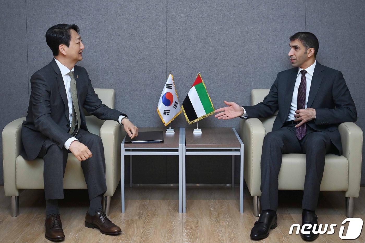 안덕근 통상교섭본부장과 타니 빈 아흐메드 알 제유디&#40;Thani bin Ahmed Al Zeyoudi&#41; UAE&#40;아랍에미리트&#41; 경제부 대외무역 특임장관이 14일 오후 서울 중구 대한상공회의소에서 열린 &#39;한-UAE 포괄적경제동반자협정&#40;CEPA&#41; 협상 타결 서명식&#39;에서 환담을 나누고 있다.&#40;산업통상자원부 제공&#41; 2023.10.14/뉴스1 ⓒ News1 민경석 기자