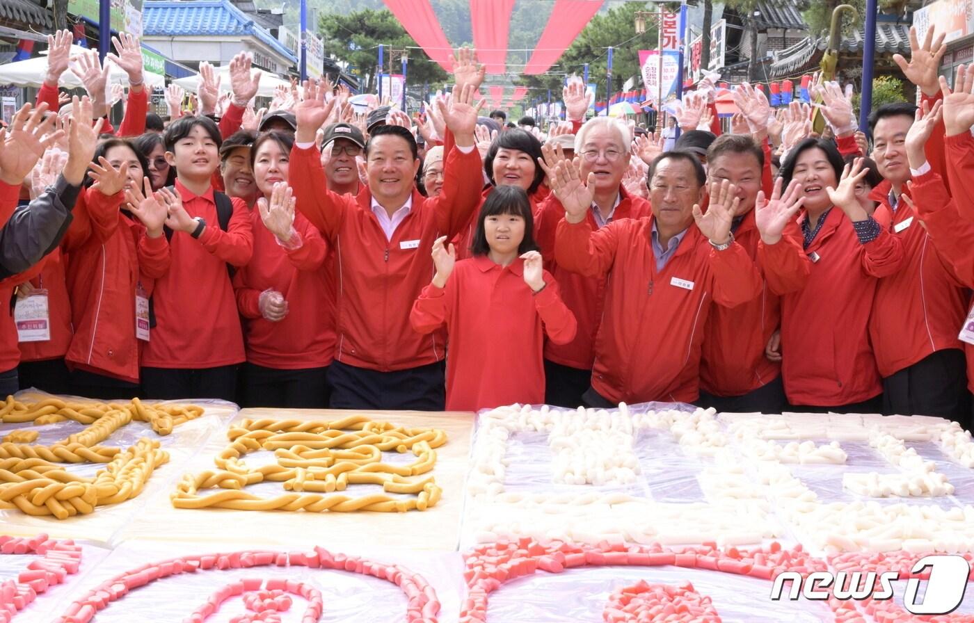 14일 제18회 순창장류축제가 2일차를 맞았다. 이날 축제장에서는 올해 대표 체험 프로그램인 ‘300m 가래떡 꼬기’가 방문객들로부터 큰 호응을 얻었다.2023.10.14.&#40;순창군 제공&#41;/뉴스1 