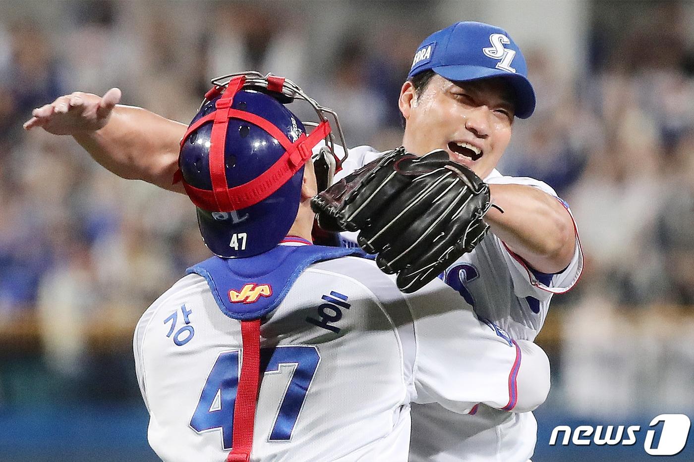 프로야구 삼성 라이온즈 오승환이 14일 오후 대구 삼성라이온즈파크에서 열린 &#39;신한은행 SOL 2023 KBO리그&#39; SSG 랜더스와 삼성 라이온즈의 경기에서 KBO리그 사상 첫 통산 400세이브를 달성한 뒤 강민호 포수와 포옹하고 있다. 2023.10.14/뉴스1 ⓒ News1 공정식 기자