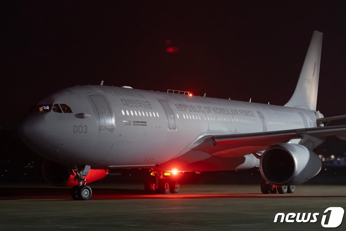 지난 14일 밤 경기 성남 서울공항을 통해 이스라엘 교민들이 탑승한 KC-330&#40;시그너스&#41; 군 수송기가 도착하고 있다. /뉴스1 ⓒ News1 사진공동취재단