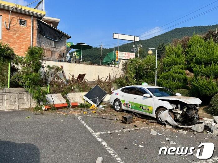 택시 추락사고 현장.&#40;서천소방서 제공&#41;/뉴스1