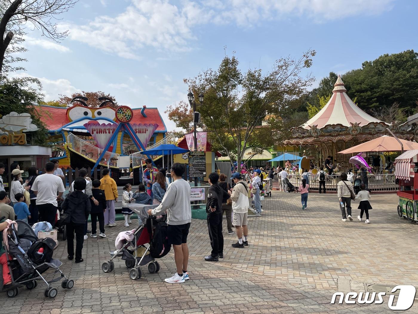 오월드 이용객들이 미니바이킹 및 회전목마를 타기 위해 기다리고 있다.&#40;오월드 제공&#41;/뉴스1