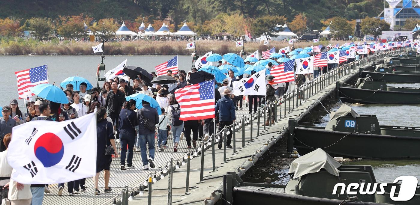 건군 75주년과 한미동맹 70주년을 맞아 15일 오후 육군 제2작전사령부와 칠곡군 주관으로 경북 칠곡군 석적읍 낙동강 칠곡보 생태공원 일원에서 열린 &#39;제14회 낙동강지구전투 전승행사&#39;와 &#39;제10회 낙동강 세계평화 문화 대축전&#39;을 찾은 시민들이 낙동강 400m 부교 건너기 체험을 하고 있다. 2023.10.15/뉴스1 ⓒ News1 공정식 기자