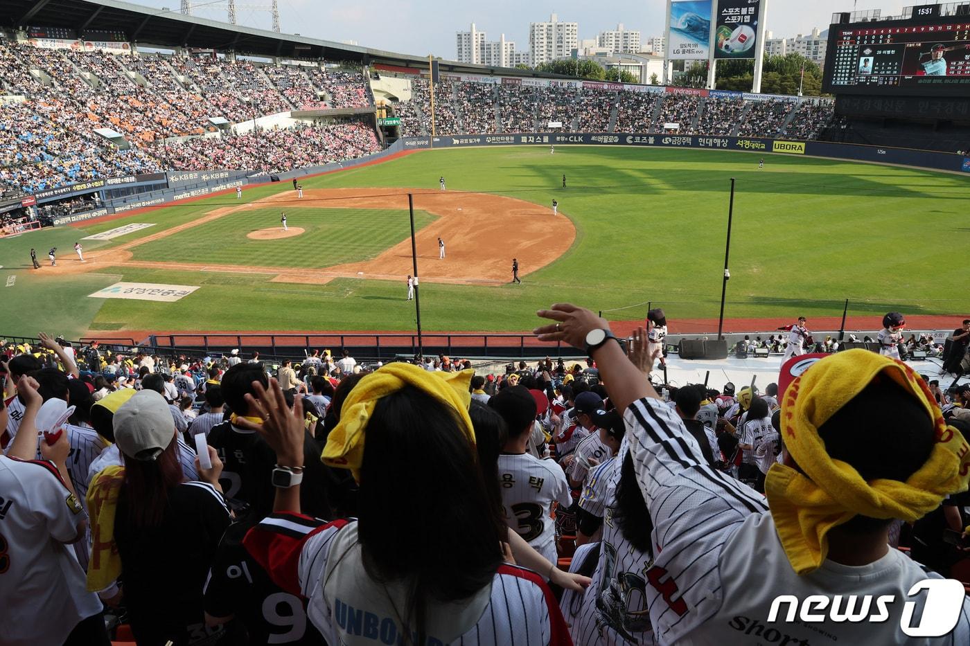 15일 오후 서울 송파구 잠실야구장에서 열린 2023 신한 SOL KBO리그 LG 트윈스와 두산 베어스의 경기에서 LG 야구팬들이 시즌 마지막 경기를 자축하며 선수들을 향해 응원하고 있다. 한편, LG는 경기 시작 직전 이날 경기가 만원 관중을 기록했다며 10년 만에 120만 관중 돌파에 성공했다고 전했다. 더불어 KBO 리그는 5년 만에 800만 관중을 돌파했다. 2023.10.15/뉴스1 ⓒ News1 이동해 기자