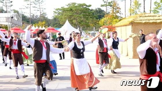 제54회 영동난계국악축제 거리퍼레이드 장면. &#40;영동군 제공&#41; /뉴스1