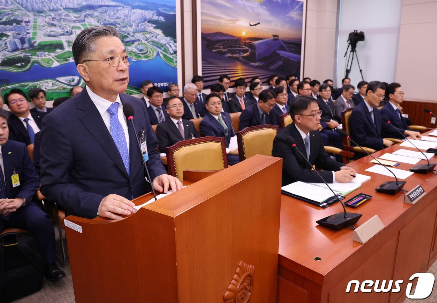 이한준 한국토지주택공사 사장이 16일 서울 여의도 국회에서 열린 국토교통위원회의 한국토지주택공사, 국토안전관리원 등에 대한 국정감사에서 업무보고를 하고 있다. 2023.10.16/뉴스1 ⓒ News1 송원영 기자