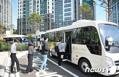 DK아시아가 지난 5일부터 대한민국 첫 번째 리조트도시인 &#39;검암역 로열파크씨티&#39;에서 무료 셔틀버스를 운행하고 있다고 16일 밝혔다.업체 제공&#41;.