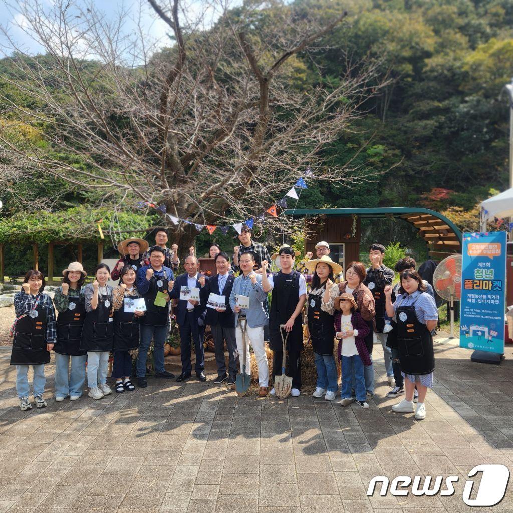 전북 고창군 1호 청년상점 ‘청년1번가’와 청년단체인 ‘고창청년벤처스’의 협업으로 진행된 플리마켓이 14~15일 선운산도립공원에서 개최됐다.&#40;고창군 제공&#41;2023.10.16/뉴스1 