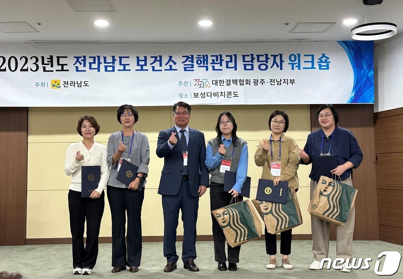 진도군이 대한결핵협회로 부터 기관 표창을 받은 뒤 관계자들이 기념 사진을 찍고 있다.&#40;진도군 제공&#41;/뉴스1 