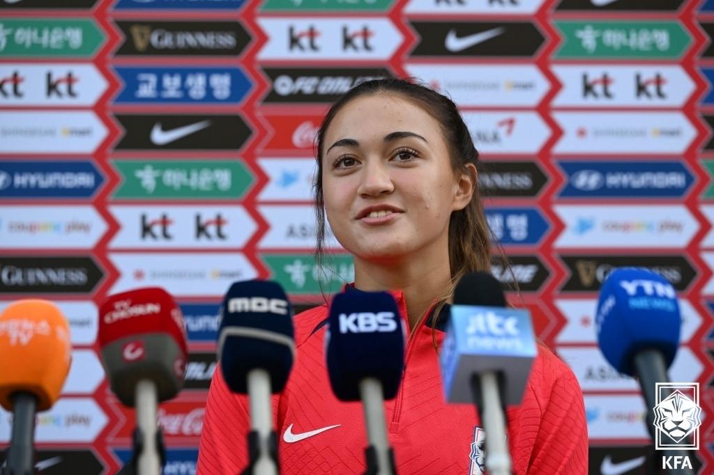 한국 여자 축구 대표팀 케이시 유진 페어가 16일 오전 경기도 파주NFC에서 2024 파리올림픽 2차예선을 앞두고 열린 소집 훈련에서 취재진과 인터뷰 하고 있다. &#40;대한축구협회 제공&#41; 2023.10.16/뉴스1