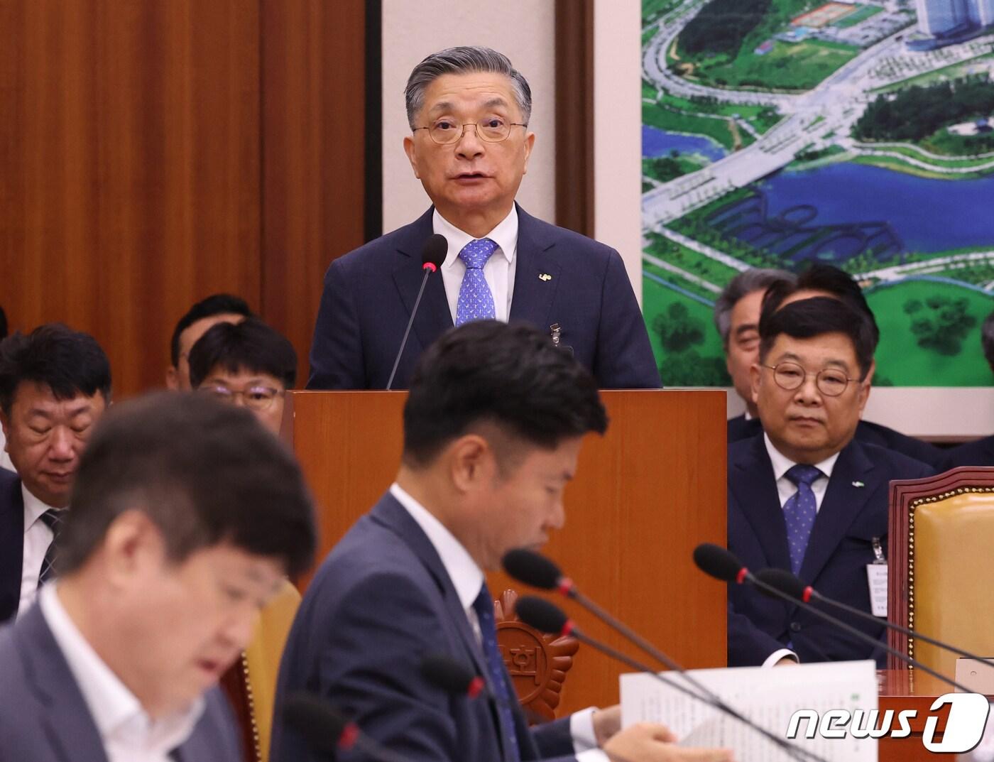 이한준 한국토지주택공사 사장이 16일 서울 여의도 국회에서 열린 국토교통위원회의 한국토지주택공사, 국토안전관리원 등에 대한 국정감사에서 업무보고를 하고 있다. 2023.10.16/뉴스1 ⓒ News1 송원영 기자