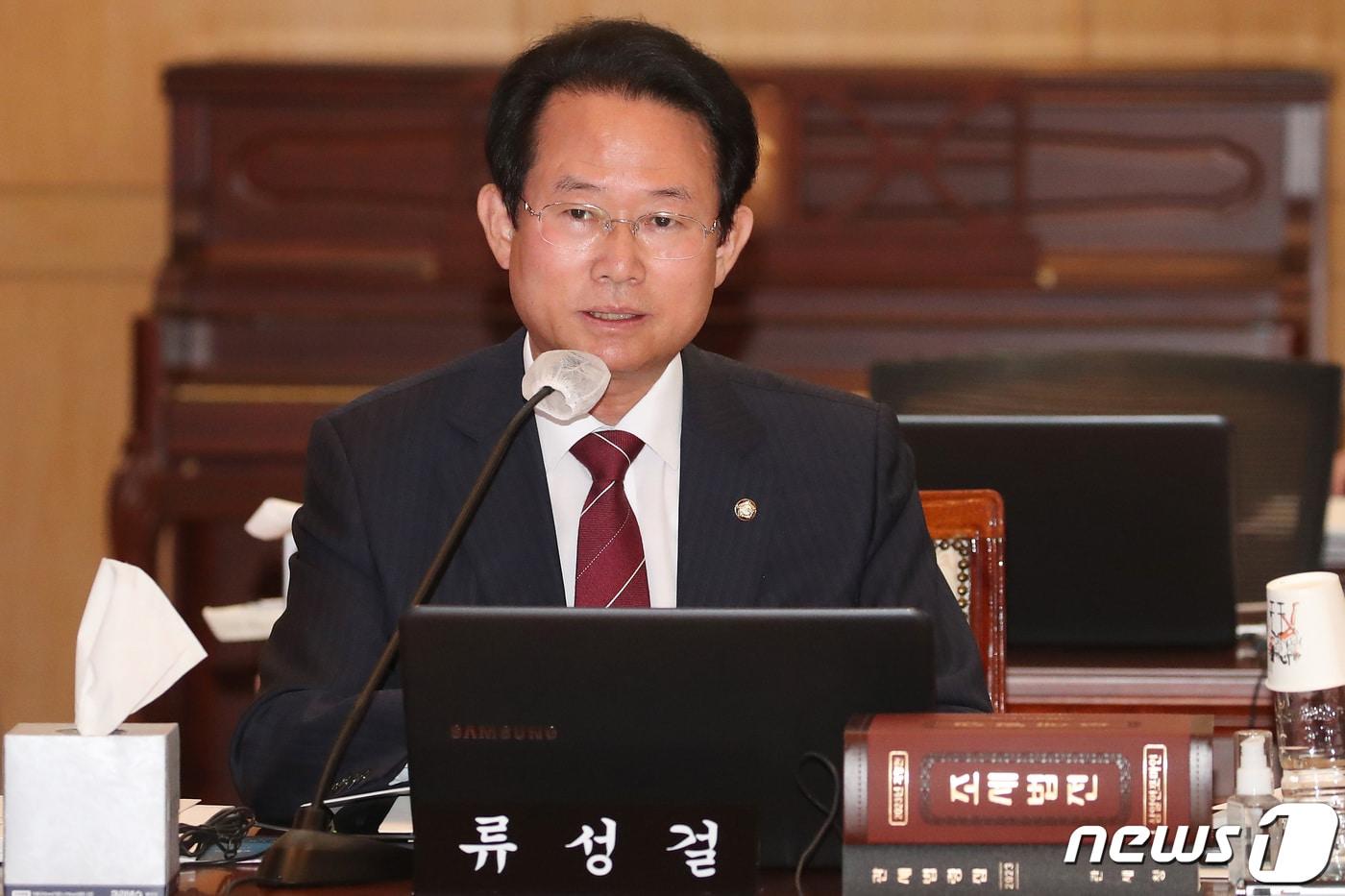 류성걸 국민의힘 의원이 16일 오전 대구 중구 한국은행 대구경북본부에서 열린 국회 기획재정위원회의 대구지방국세청, 대구본부세관, 대구조달청, 동북지방통계청, 한국은행 대구경북본부·포항본부에 대한 2023년도 국정감사에서 질의하고 있다. 2023.10.16/뉴스1 ⓒ News1 공정식 기자