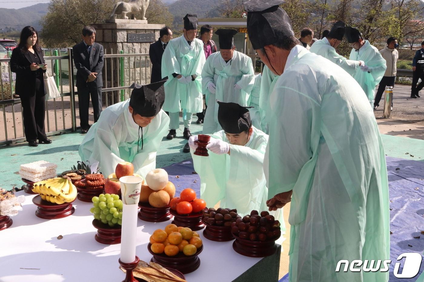 보은서 거행한 애국지사 이승칠 지사 추모제 모습. &#40;보은군 제공&#41; /뉴스1