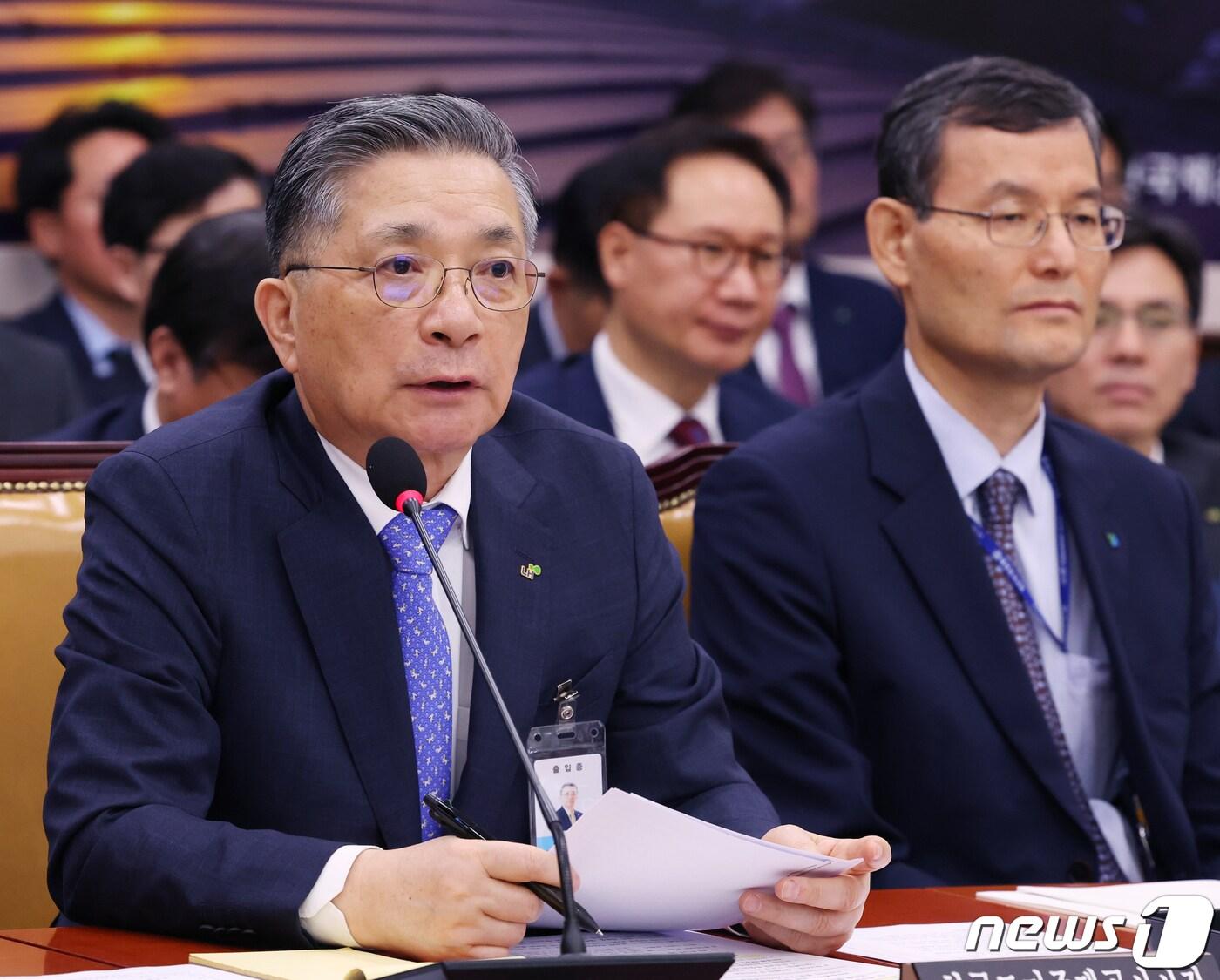 이한준 한국토지주택공사 사장이 16일 서울 여의도 국회에서 열린 국토교통위원회의 한국토지주택공사, 국토안전관리원 등에 대한 국정감사에서 의원들의 질의에 답변하고 있다. 2023.10.16/뉴스1 ⓒ News1 송원영 기자