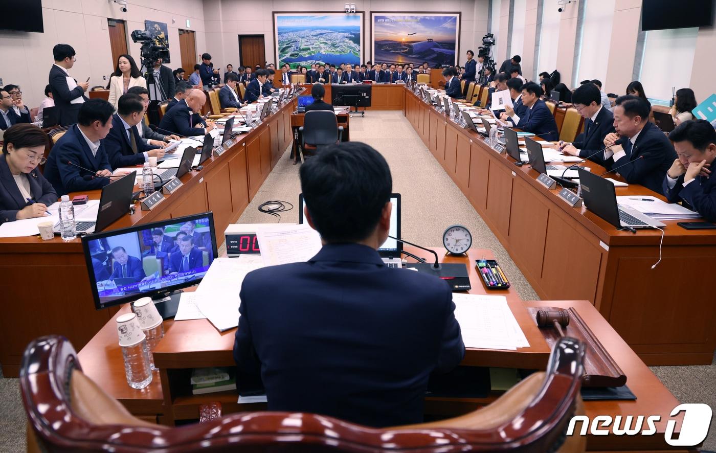 이한준 한국토지주택공사 사장이 16일 서울 여의도 국회에서 열린 국토교통위원회의 한국토지주택공사, 국토안전관리원 등에 대한 국정감사에서 의원들의 질의에 답변하고 있다. 2023.10.16/뉴스1 ⓒ News1 송원영 기자