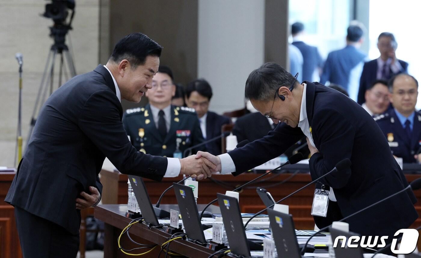 신원식 국방부 장관이 16일 오후 서울 용산구 국방부에서 열린 국회 법제사법위원회의 군사법원에 대한 국정감사에서 박주민 더불어민주당 의원과 인사를 나누고 있다. 2023.10.16/뉴스1 ⓒ News1 박정호 기자