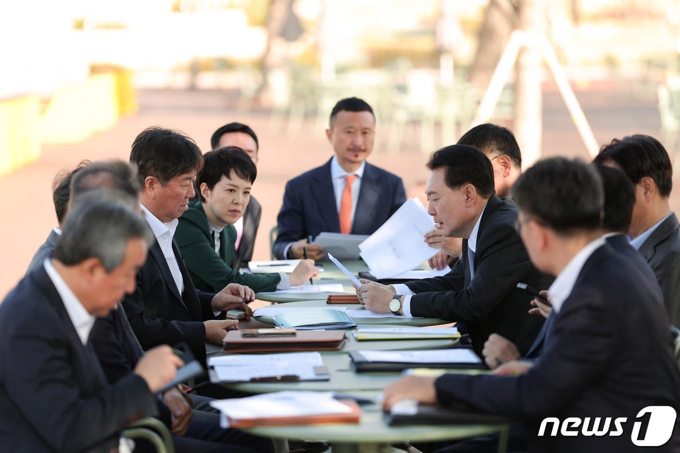 윤석열 대통령이 16일 용산어린이정원에서 제63차 대통령 주재 수석비서관회의를 주재하고 있다. &#40;대통령실 제공&#41; 2023.10.16/뉴스1 ⓒ News1 오대일 기자