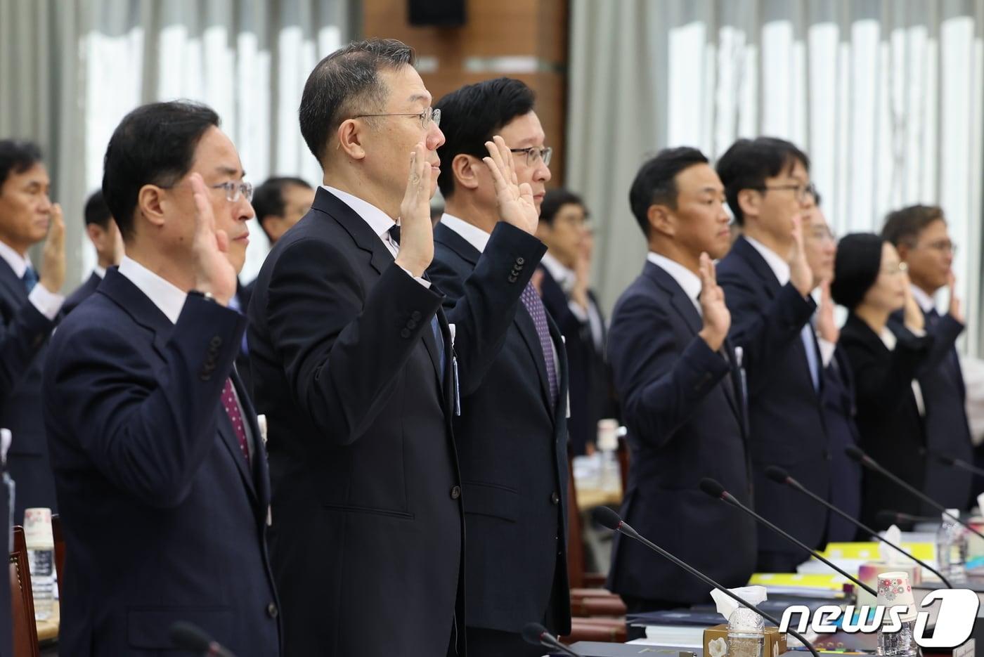 송경호 서울중앙지검장&#40;왼쪽 세 번째&#41; 을 비롯한 검사장들이 17일 서울 서초구 서울고등검찰청에서 열린 국회 법제사법위원회의 서울중앙지검 등 11개 검찰청에 대한 국정감사에서 증인 선서를 하고 있다. 2023.10.17/뉴스1 ⓒ News1 이동해 기자