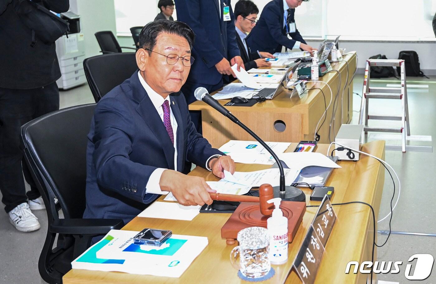 김교흥 국회 행안위원장이 17일 오전 경기 수원시 영통구 경기도청에서 열린 국회 행정안전위원회의 경기도에 대한 국정감사에서 의사봉을 두드리고 있다. &#40;공동취재&#41; 2023.10.17/뉴스1 ⓒ News1 김영운 기자