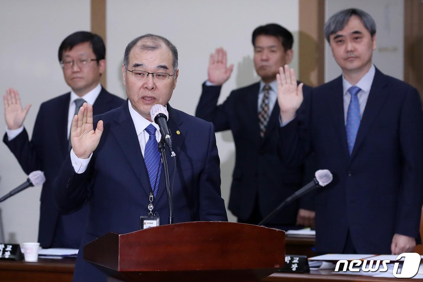 17일 오전 대구 북구 경북대에서 열린 국회 교육위원회의 경북대, 강원대, 대구교대, 경북대병원, 강원대병원, 경북대치과병원, 강릉원주대치과병원에 대한 2023년도 국정감사에서 홍원화 경북대 총장이 대표로 선서하고 있다. 2023.10.17/뉴스1 ⓒ News1 공정식 기자