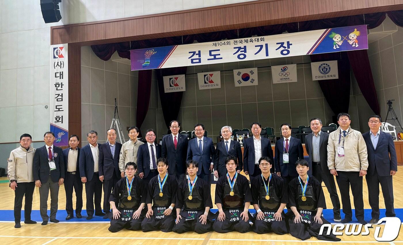 16일 전남 영광스포티움 국민체육센터에서 열린 전국체육대회 검도 남자 일반부 단체전에서 광주 대표로 나선 북구 검도선수단이 역대 다섯 번째 금메달 수상의 감격을 누리고 기념촬영을 하고 있다.&#40;광주 북구 제공&#41; 2023.10.17/뉴스1 