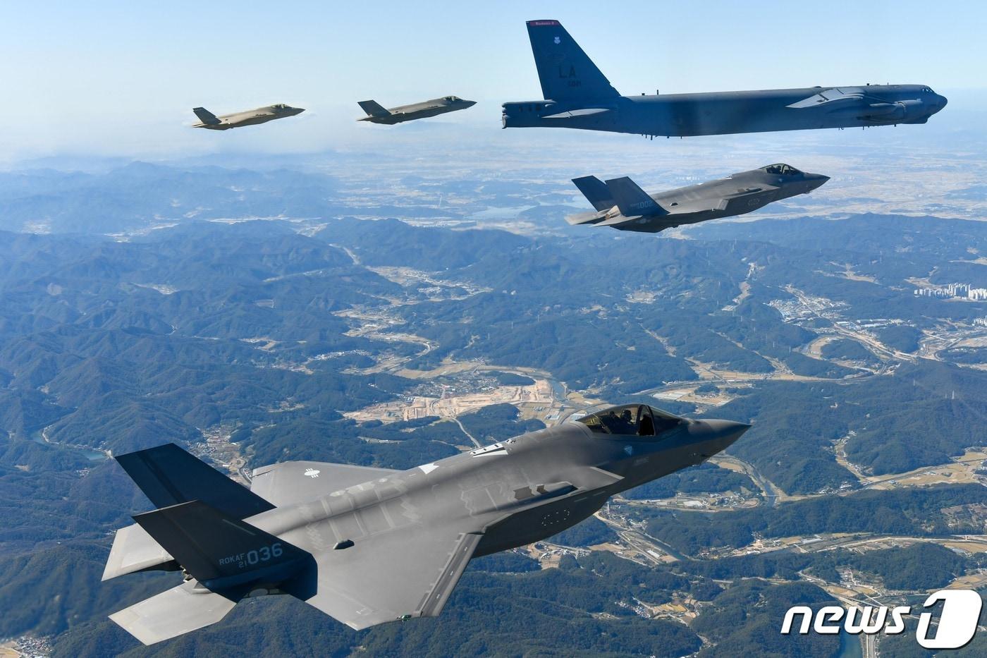 지난달 17일 미국 공군 B-52H 전략폭격기와 우리 공군 F-35A 전투기들이 한반도 상공에서 연합공중훈련을 하고 있다.  &#40;공군 제공&#41; 2023.10.17/뉴스1