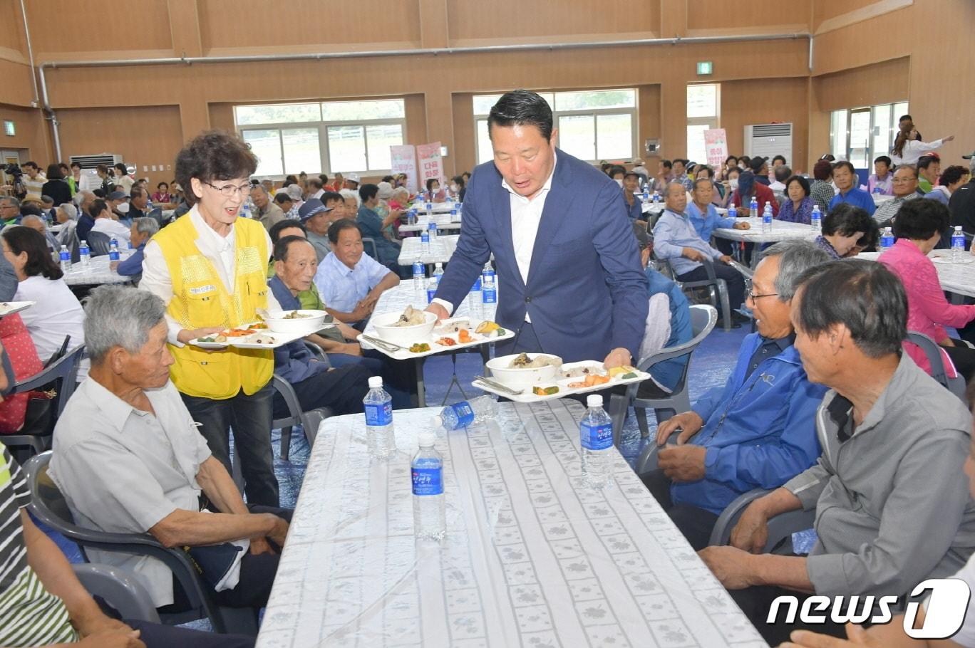 다양한 노인복지 정책 추진을 민선8기 최우선 군정목표로 세운 최영일 전북 순창군수가 관내 어르신들을 대상으로 식사봉사를 하고 있다.&#40;순창군 제공&#41;/뉴스1    