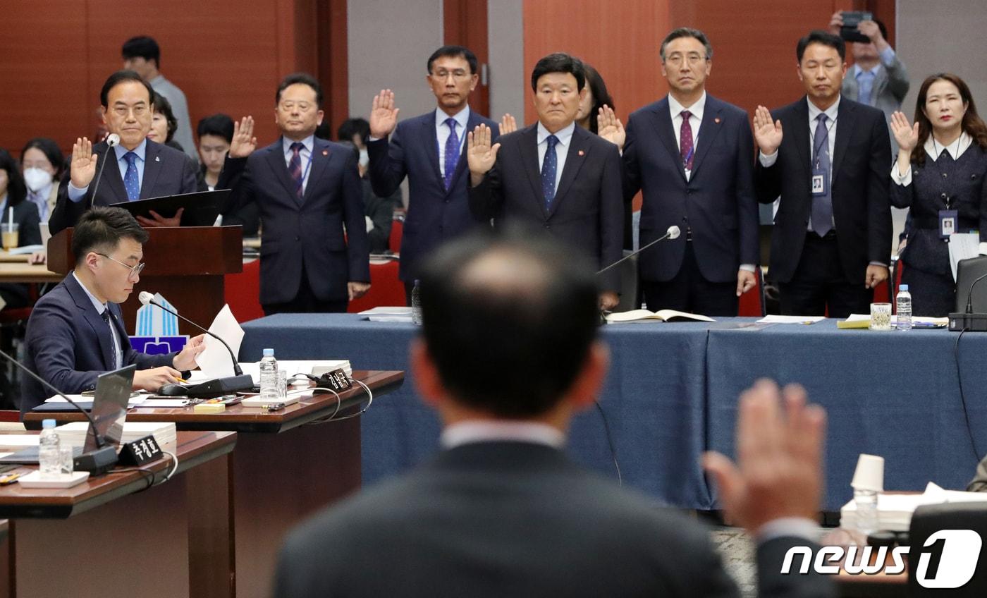 서거석 전북교육감이 17일 전북 전주시 전북대학교 진수당에서 열린 국회 교육위원회의 전북·광주·전남·제주교육청에 대한 국정감사에서 선서를 하고 있다. 2023.10.17/뉴스1 ⓒ News1 유경석 기자