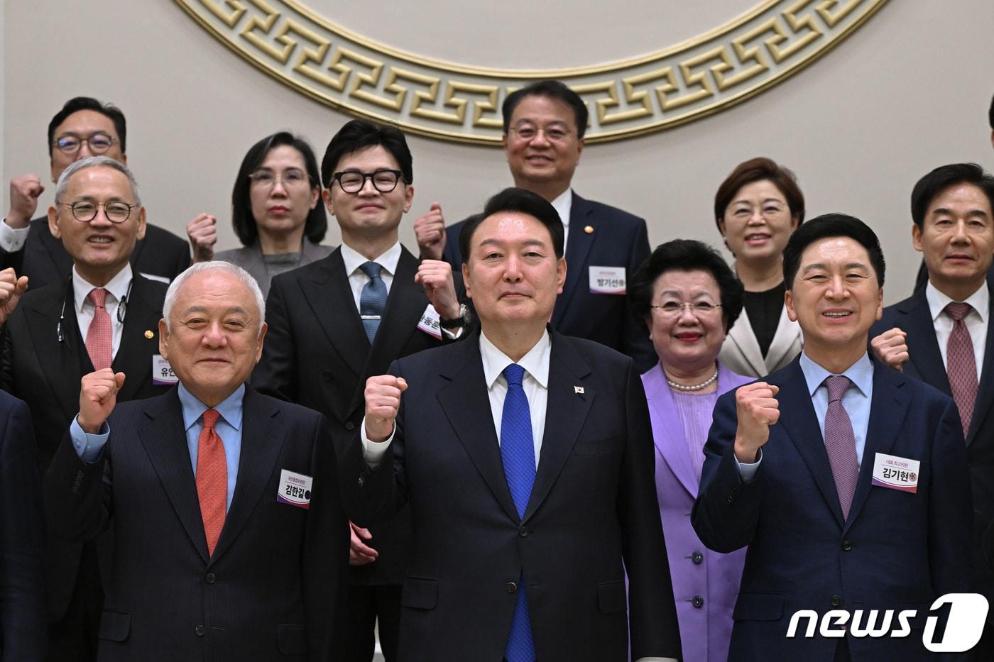 윤석열 대통령이 17일 청와대 영빈관에서 열린 국민통합위원회 만찬에서 김기현 국민의힘 대표, 김한길 국민통합위원장과 기념촬영을 하고 있다. &#40;대통령실 제공&#41; 2023.10.17/뉴스1 ⓒ News1 오대일 기자