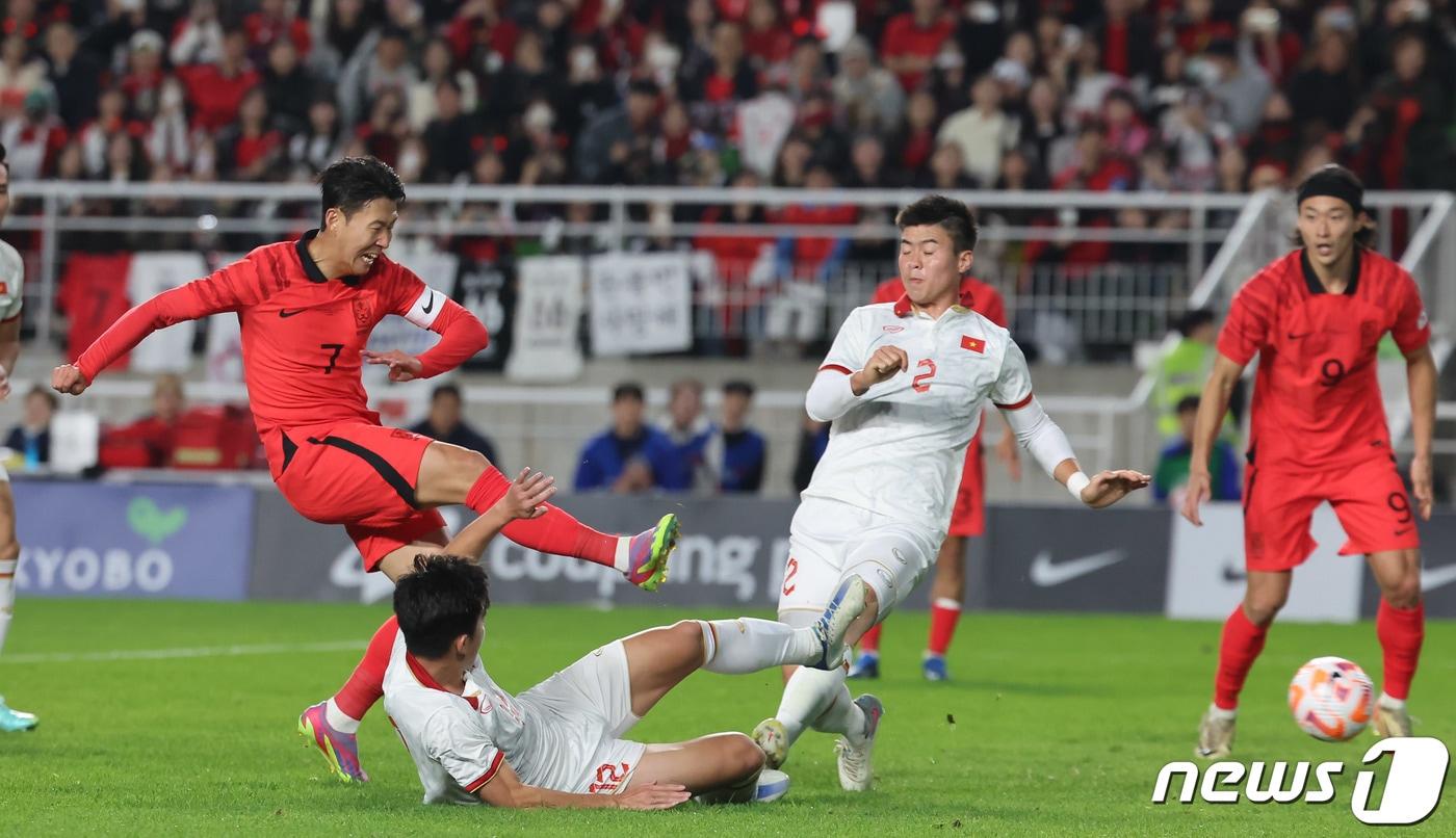 17일 오후 경기 수원시 팔달구 수원월드컵경기장에서 열린 축구 국가대표 평가전 대한민국과 베트남의 경기, 손흥민이 슛을해 팀의 네번째 득점을 하고 있다. 2023.10.17/뉴스1 ⓒ News1 김도우 기자