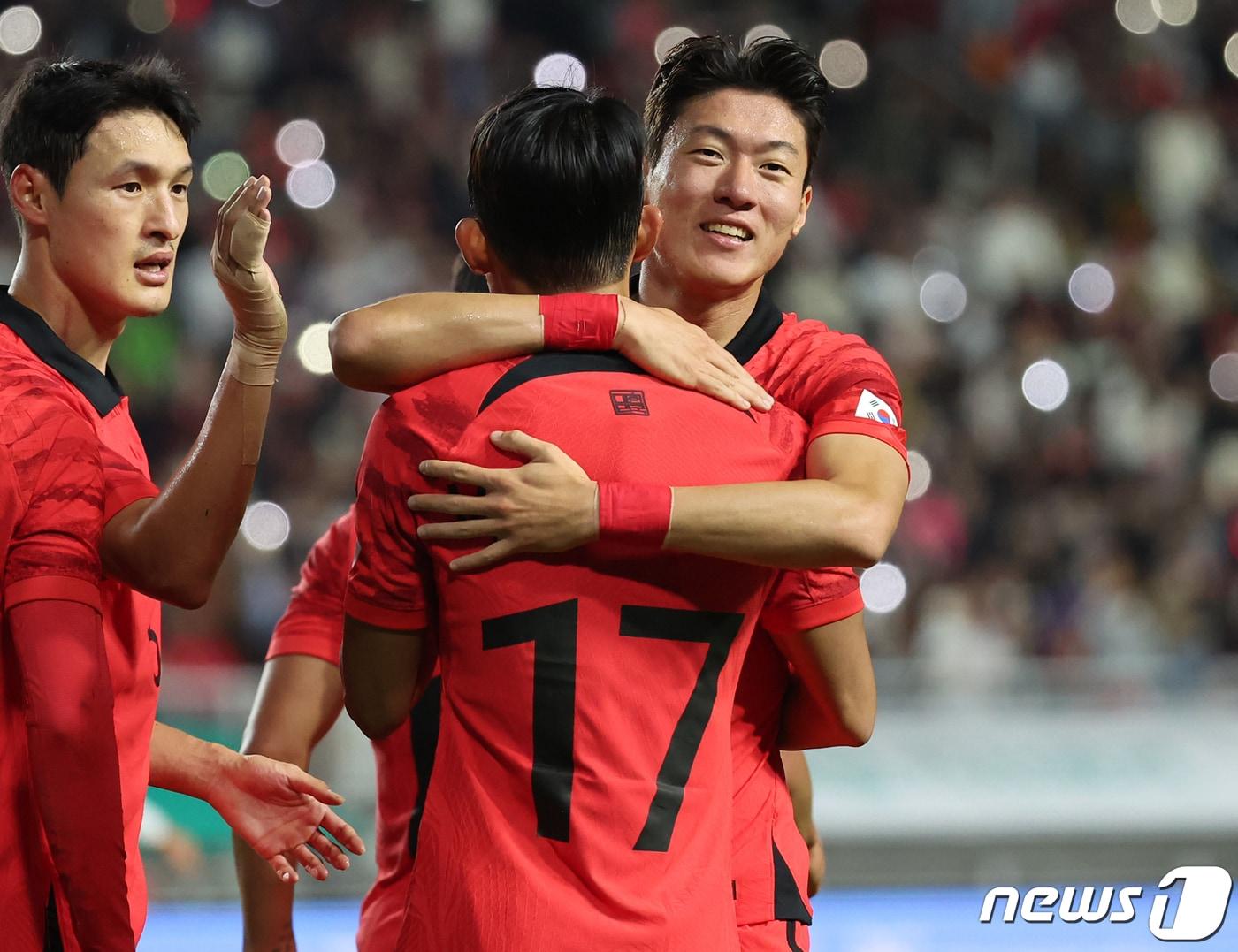 경기 수원시 팔달구 수원월드컵경기장에서 열린 축구 국가대표 평가전 대한민국과 베트남의 경기, 후반 대한민국 정우영이 팀의 여섯 번째 골을 성공시킨 뒤 황의조의 축하를 받고 있다. 2023.10.17/뉴스1 ⓒ News1 김진환 기자