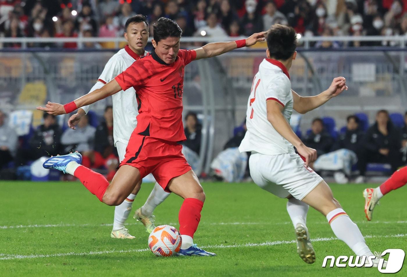 17일 오후 경기 수원시 팔달구 수원월드컵경기장에서 열린 축구 국가대표 평가전 대한민국과 베트남의 경기, 황의조가 슛을 시도하고 있다. 2023.10.17/뉴스1 ⓒ News1 김도우 기자