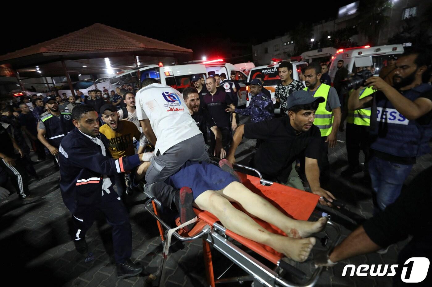 17일&#40;현지시간&#41; 가자지구 가자시티의 알 아흘리 아랍 병원이 이스라엘군의 공격을 받은 후 부상자들이 도움을 받고 있다. 2023.10.17/뉴스1 ⓒ 로이터=뉴스1 ⓒ News1 김민수 기자