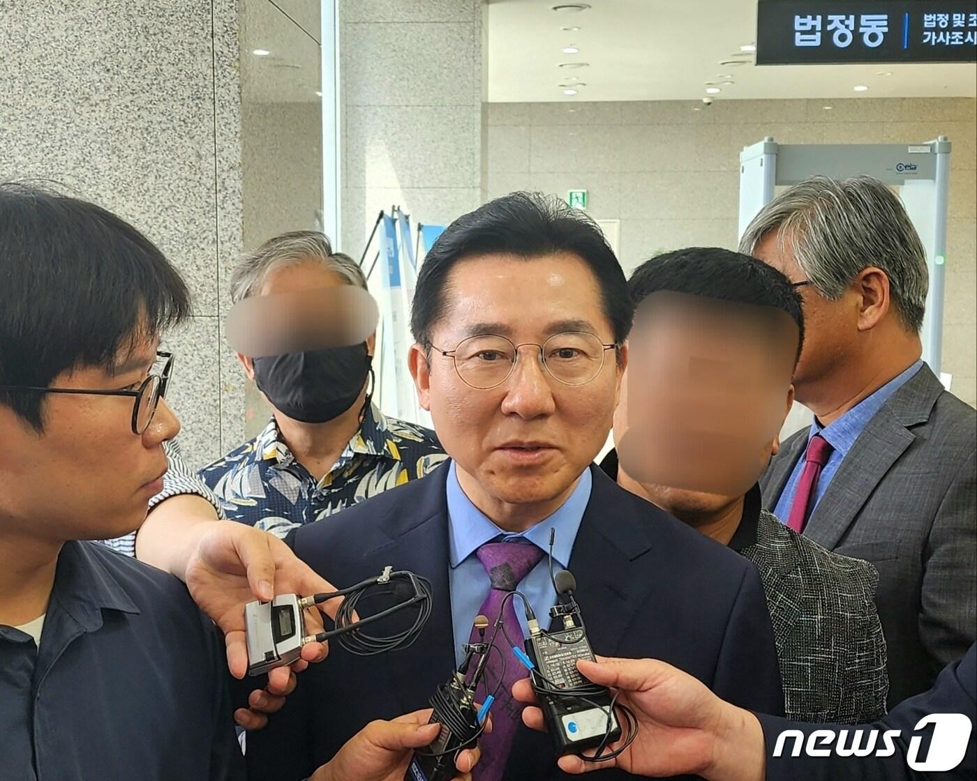 공직선거법 위반 혐의가 유죄로 인정돼 1심에서 당선무효형에 해당하는 벌금 1500만 원을 선고받은 박경귀 시장이 소감을 밝히고 있다. /뉴스1ⓒNews1 이시우 기자