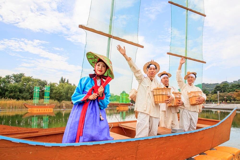 제15회 마포나루 새우젓축제 황포돛배 입항재현식. &#40;마포구 제공&#41;