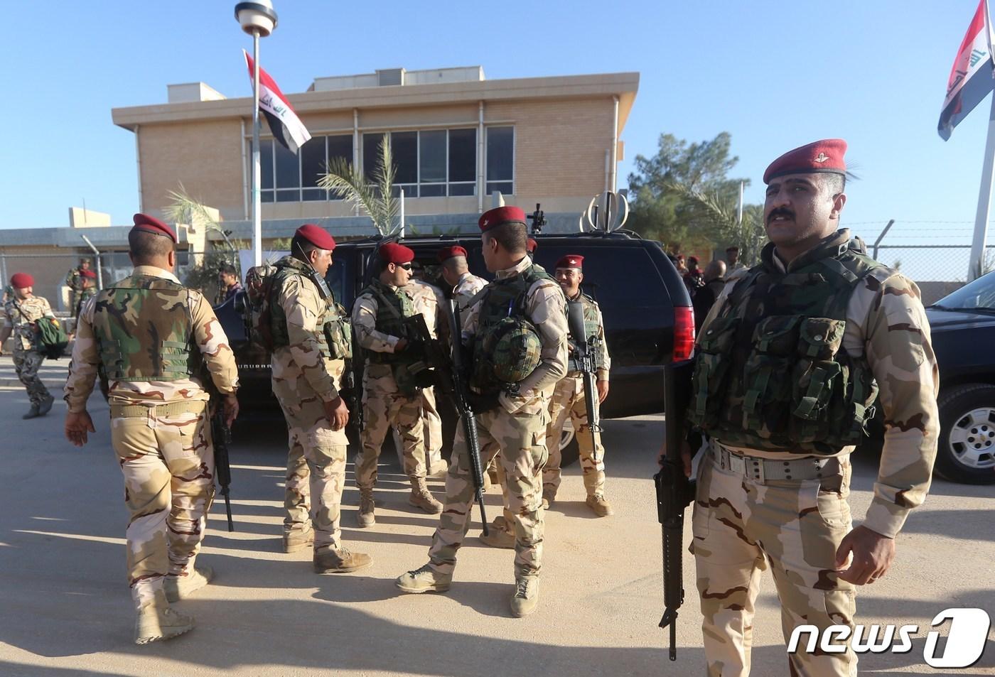 2014년 11월 이라크 서부 안바르주에 위치한 미국 공군 기지인 &#39;알 아사드&#39; 초소에서 이라크군 장병들이 방문 차량을 검문하는 모습. 2014.11.11. ⓒ AFP=뉴스1 ⓒ News1 김성식 기자