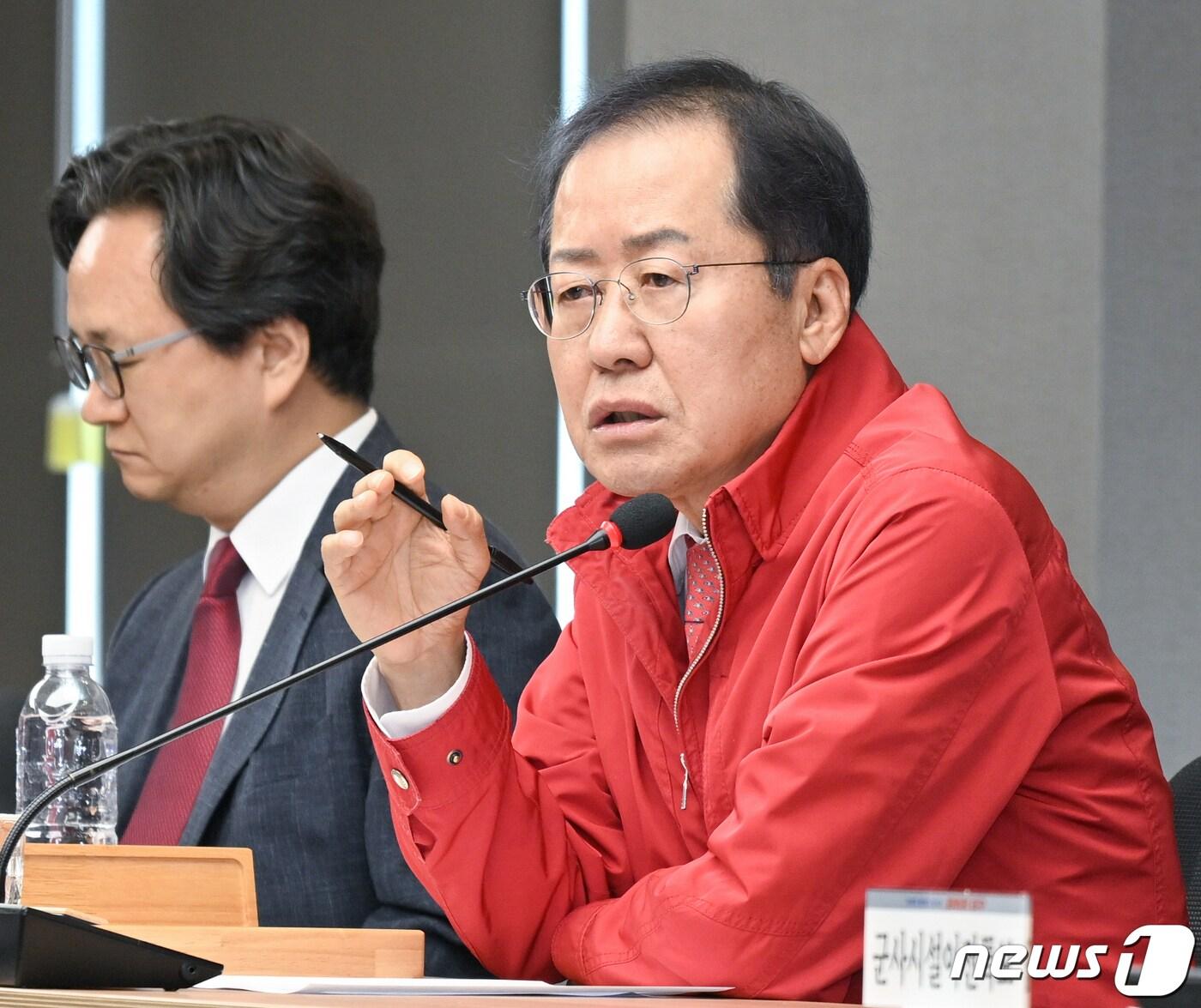 홍준표 대구시장이 18일 간부회의에서 TK신공항 사업 등 현안에 대해 발언하고 있다.&#40;대구시 제공&#41;