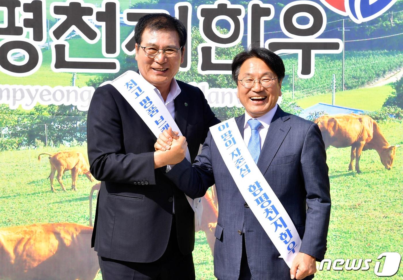 강기정 광주시장&#40;오른쪽&#41;과 이상익 함평군수가 18일 오후 시청 앞 잔디광장에서 열린 &#39;함평천지한우 시식회와 할인판매&#39; 행사에 참석해 손을 맞잡고 있다. &#40;광주시 제공&#41; 2023.10.18/뉴스1