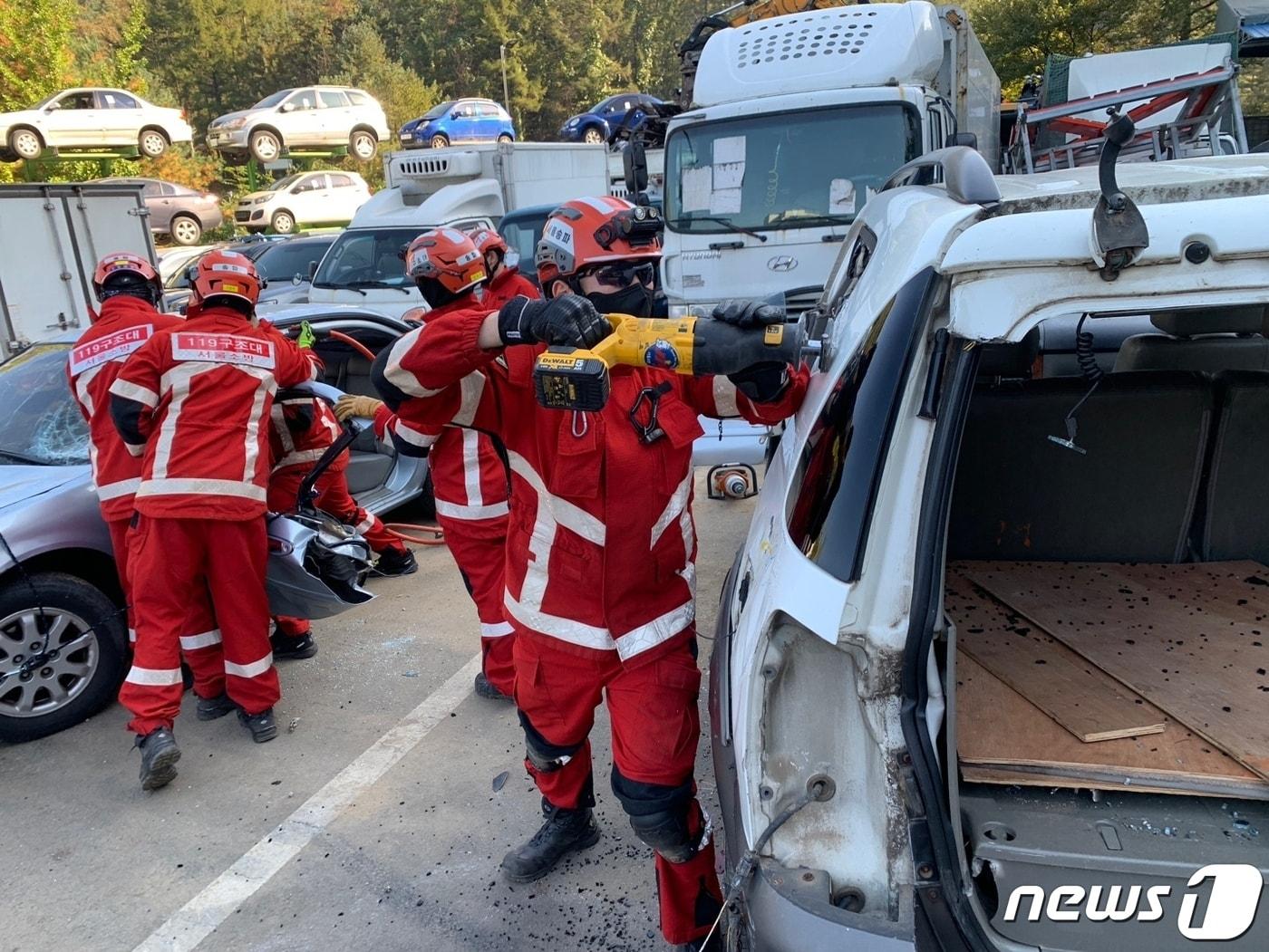 동강그린모터스에서 교통사고대비 차량 인명구조 훈련을 진행한 소방대원들