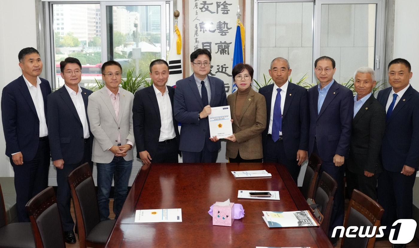 18일 국주영은 전북도의장과 의원들이 국회를 방문해 홍익표 민주당 원내대표를 만나고 있다.&#40;전북도의회 제공&#41;2023.10.18/뉴스1