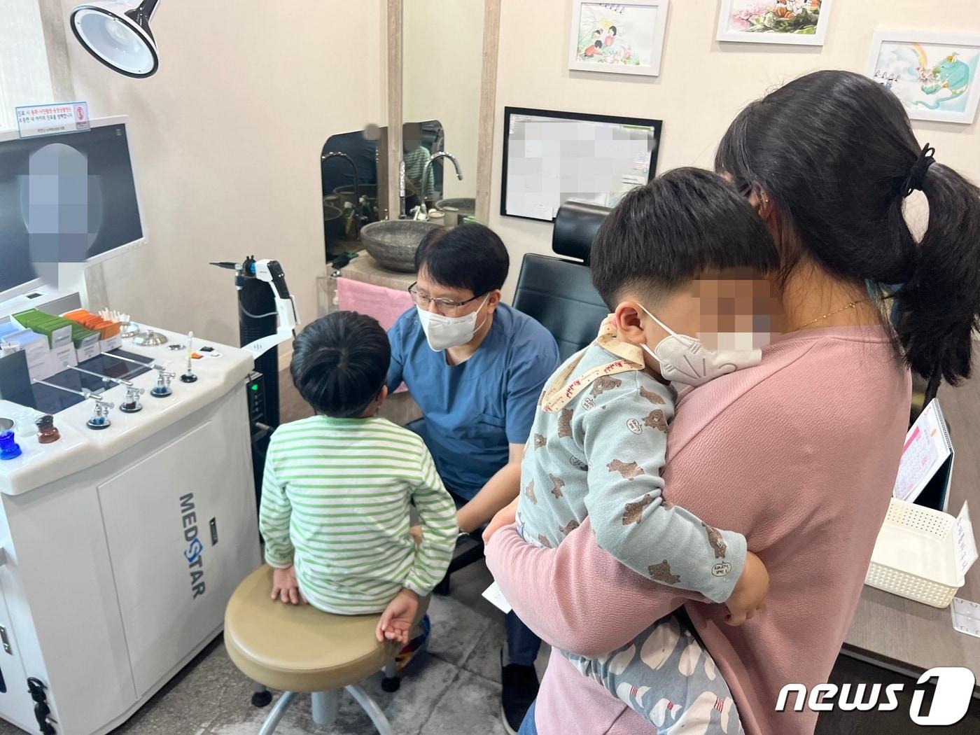  소아과에서 한 아이가 진료를 받는 모습. / 뉴스1 ⓒ News1 