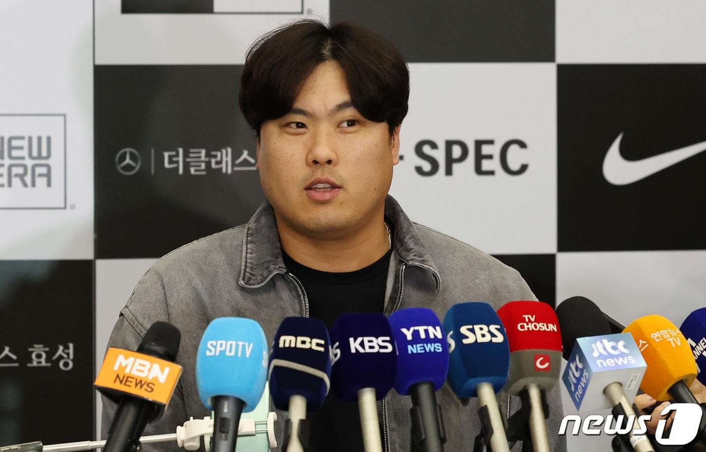 미국프로야구 메이저리그&#40;MLB&#41; 토론토 블루제이스 류현진이 시즌을 마치고 18일 오후 인천국제공항 제1여객터미널을 통해 귀국해 인터뷰를 하고 있다. 올 시즌을 끝으로 토론토와의 4년 계약이 끝나며 FA 신분이 된 류현진은 올 시즌 11경기에서 52이닝 3승3패 평균자책점 3.46을 기록했다. 2023.10.18/뉴스1 ⓒ News1 김성진 기자