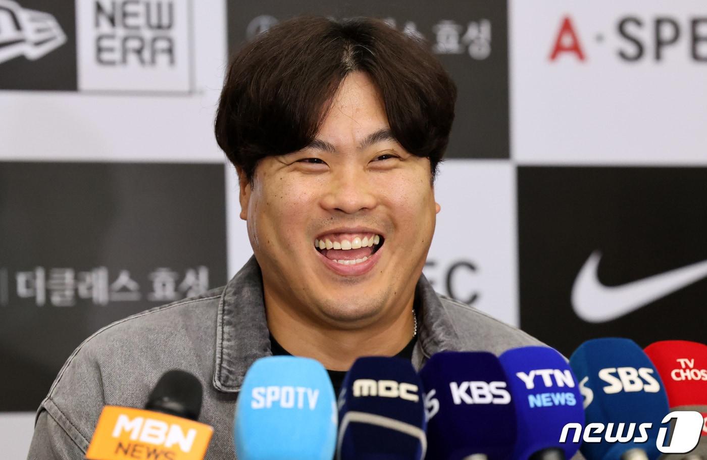 미국프로야구 메이저리그&#40;MLB&#41; 토론토 블루제이스 류현진이 시즌을 마치고 18일 오후 인천국제공항 제1여객터미널을 통해 귀국해 인터뷰를 하고 있다. 올 시즌을 끝으로 토론토와의 4년 계약이 끝나며 FA 신분이 된 류현진은 올 시즌 11경기에서 52이닝 3승3패 평균자책점 3.46을 기록했다. 2023.10.18/뉴스1 ⓒ News1 김성진 기자