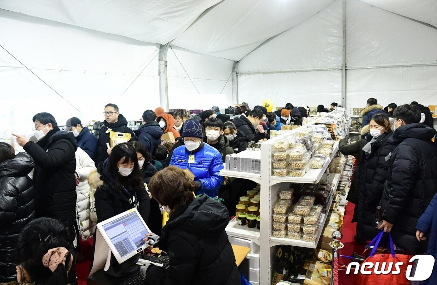 강원 화천산천어축제장에 마련된 농특산물 판매장.&#40;화천군 제공&#41;