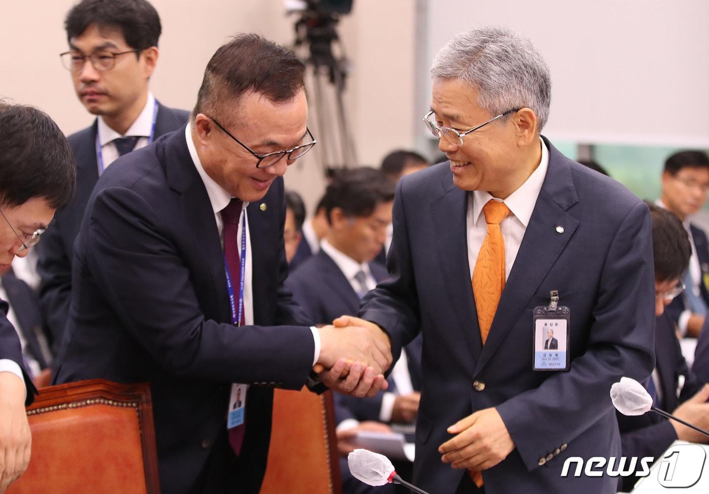 김동철 한국전력공사 사장&#40;오른쪽&#41;과 황주호 한국수력원자력 사장이 서울 여의도 국회에서 열린 산업통상자원중소벤처기업위원회의 한국전력공사, 한국수력원자력, 한국전력거래소 등에 대한 국정감사에서 인사를 나누고 있다. 2023.10.19/뉴스1 ⓒ News1 임세영 기자